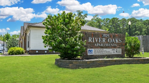 River Oaks Apartments photo 3